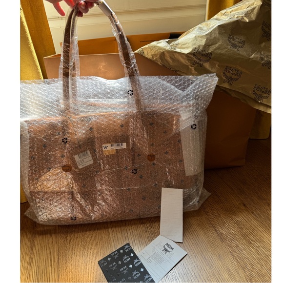 NWT MCM Reversible Liz Shopper Tote in Cognac Visetos - Medium - Picture 1 of 8